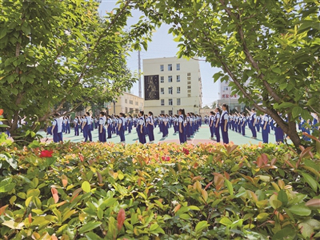 靈寶職業(yè)中等學(xué)校的學(xué)生正在學(xué)校操場(chǎng)上做著體操。調(diào)研組成員們被這些祖國(guó)花朵們釋放出的朝氣蓬勃的精氣神所打動(dòng)。本報(bào)特邀委員記者 黃宇光 攝.jpg