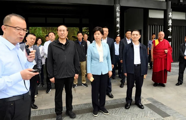 1715585101797822.jpg 考察組在世園會主會場中華園藝展區成都園聽取有關情況介紹。記者 姜寒冬 攝.jpg