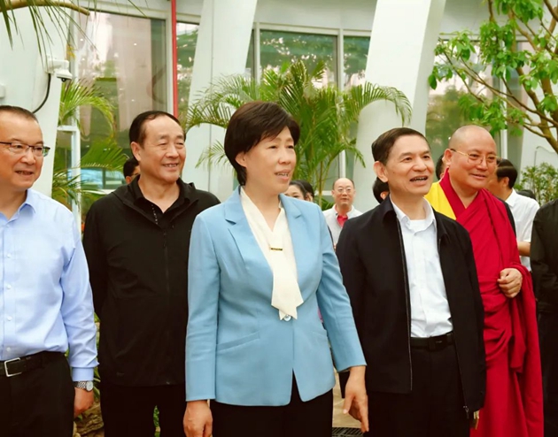 1715585173724742.jpg 考察組在世園會主會場植物館考察展陳情況。記者 姜寒冬 攝.jpg