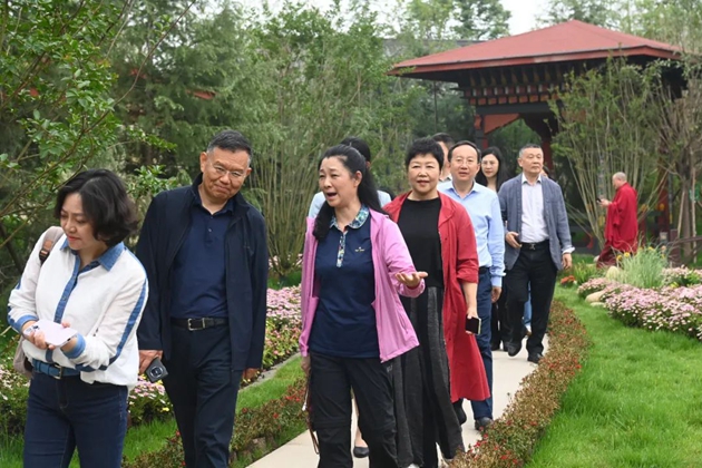 1715585264964021.jpg 考察組在世園會國際園藝展區考察。記者 姜寒冬 攝.jpg